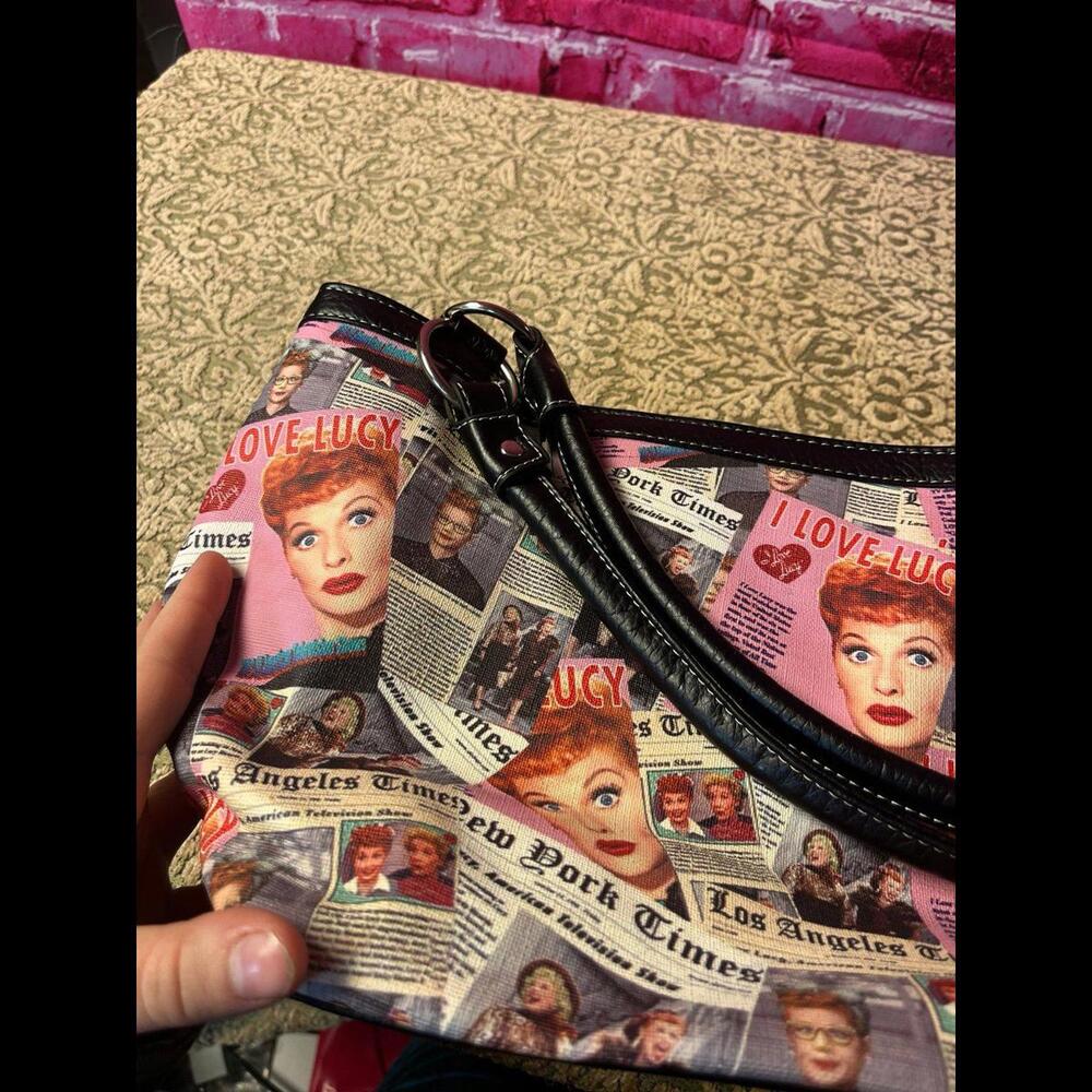 I love‎ Lucy all over newspaper print handbag - Picture 6 of 12